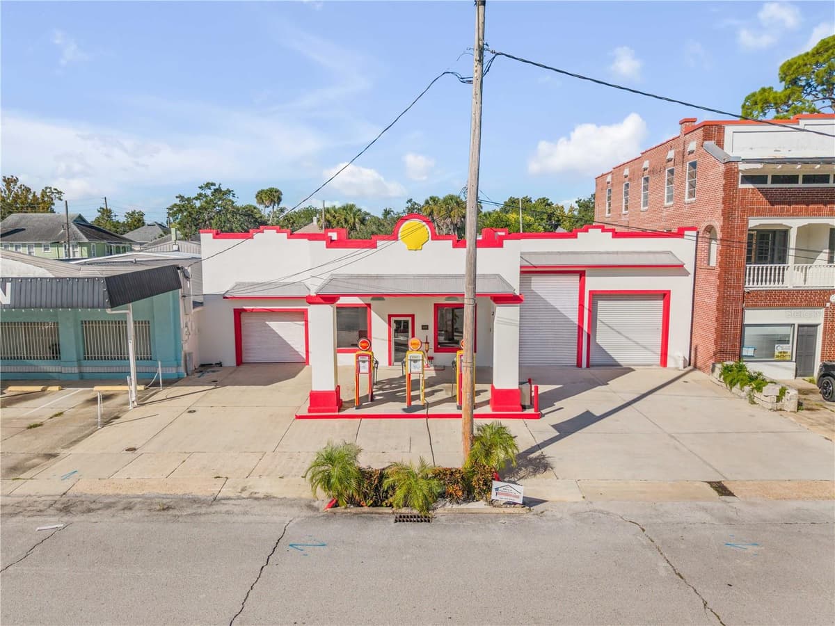 208 MAGNOLIA ST — photo 2 of 42