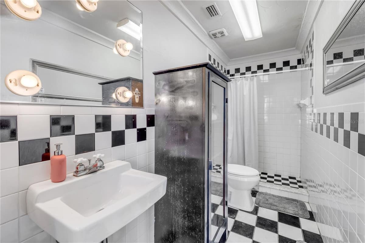 208 MAGNOLIA ST — photo 14 of 42
