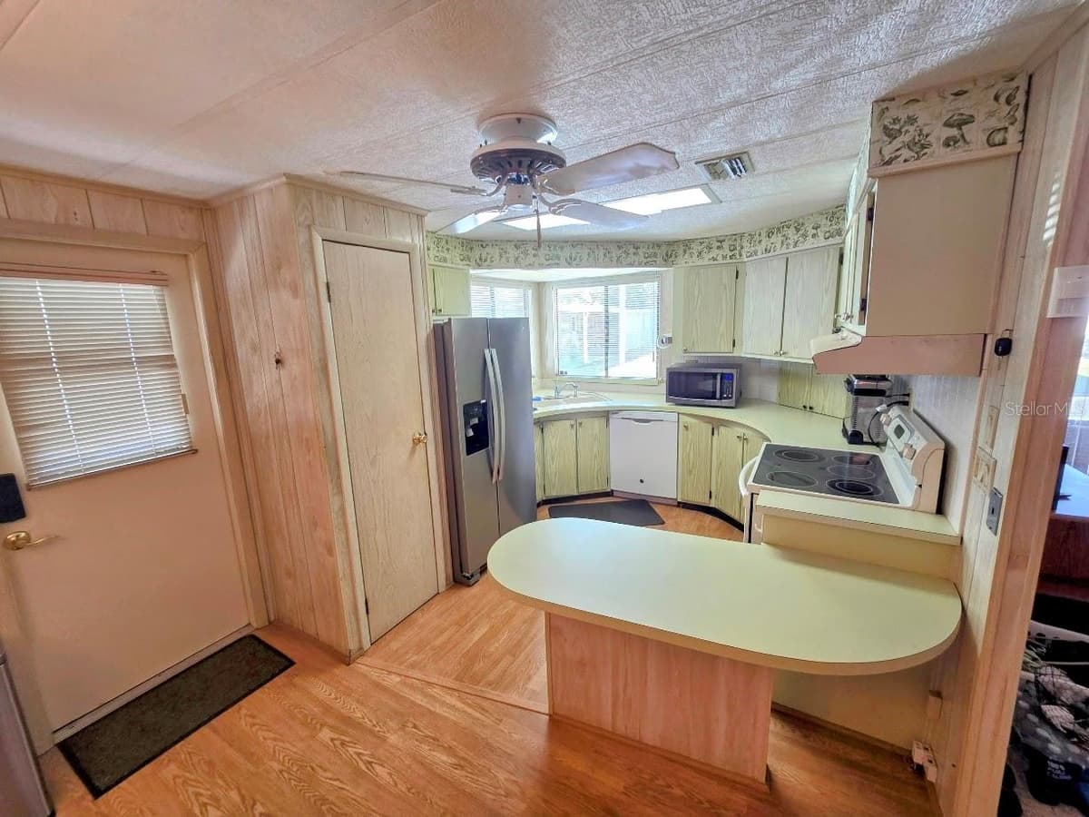 12501 ULMERTON ROAD — photo 10 of 63