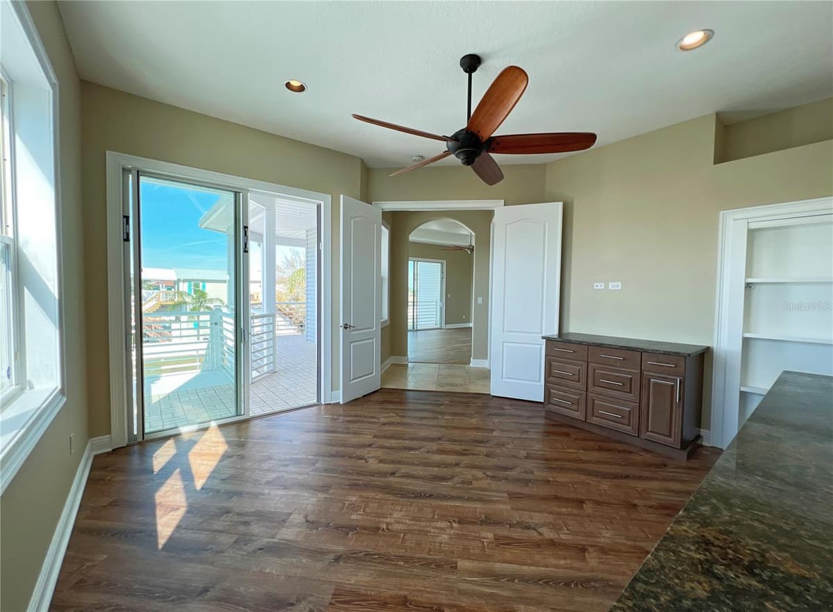 13737 VICTOR AVENUE — photo 32 of 84