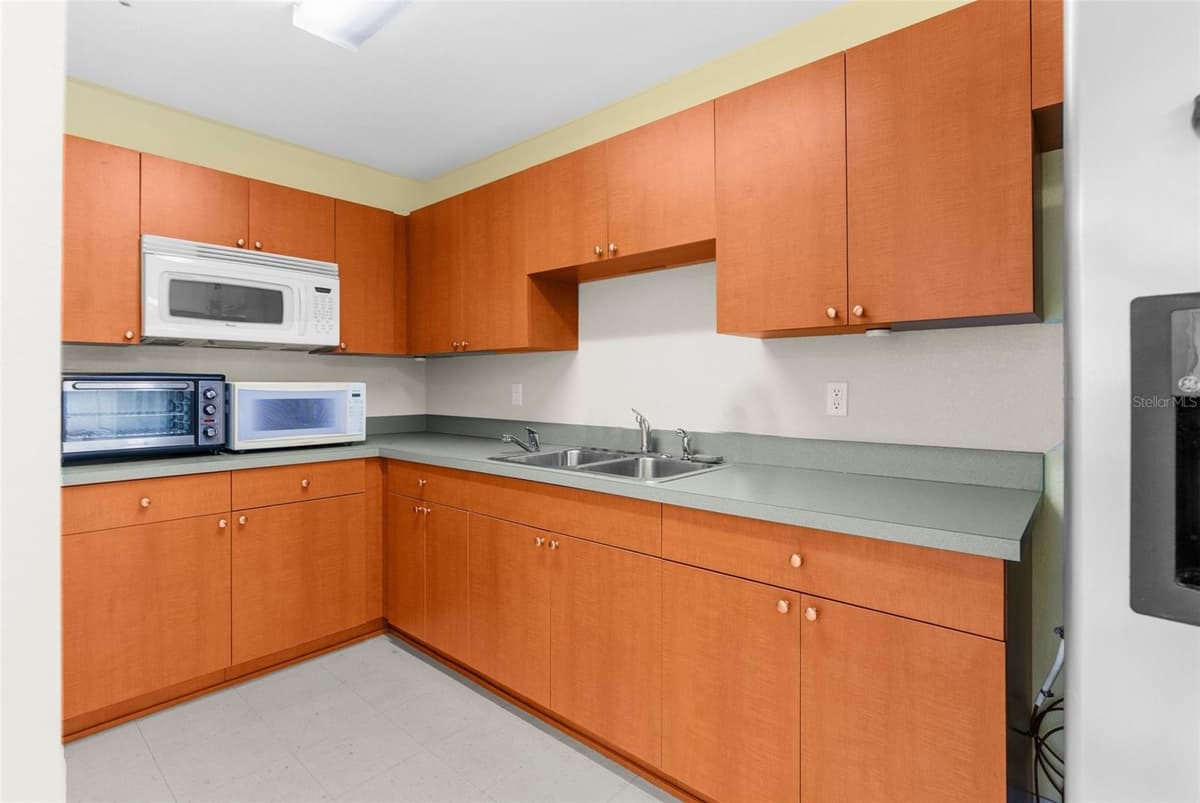 7044 COMMERCIAL WAY — photo 5 of 55