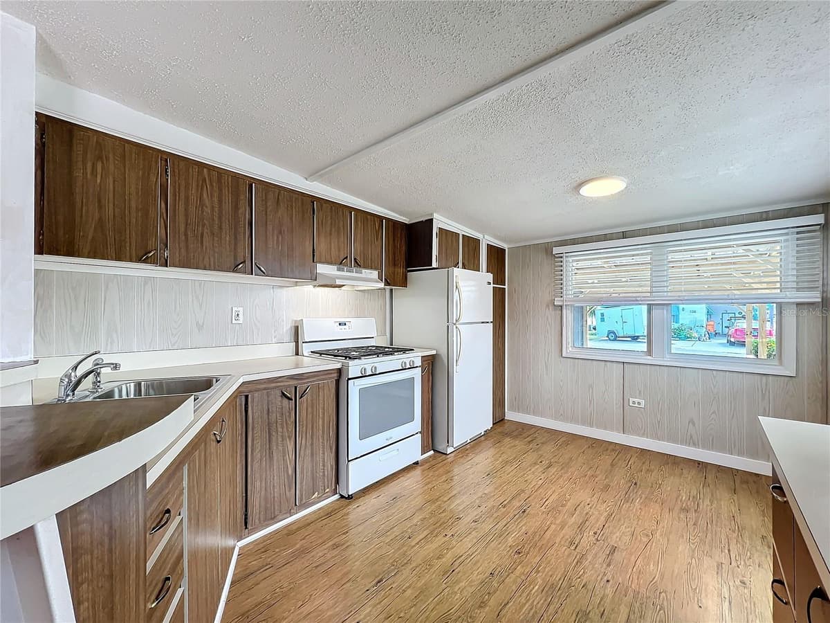 139 GASLIGHT AVENUE — photo 12 of 50
