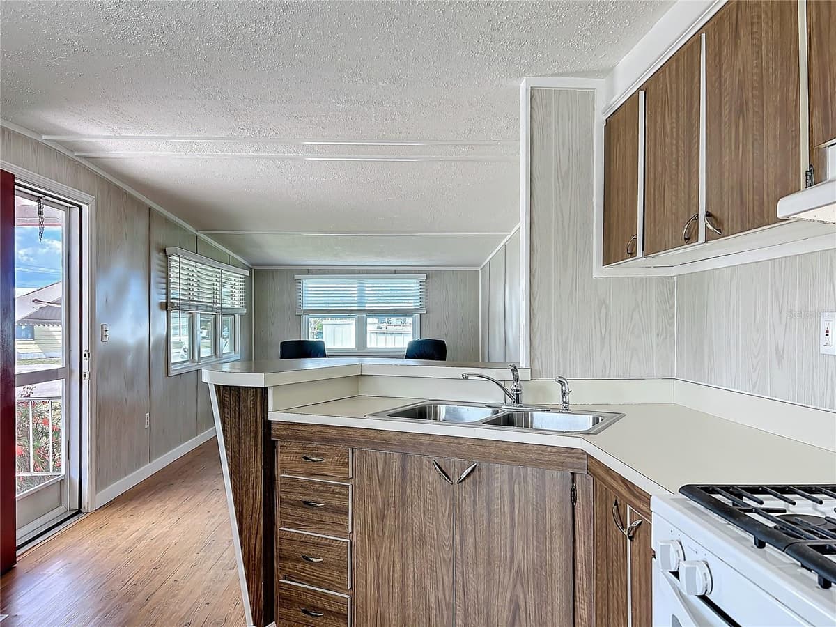 139 GASLIGHT AVENUE — photo 17 of 50