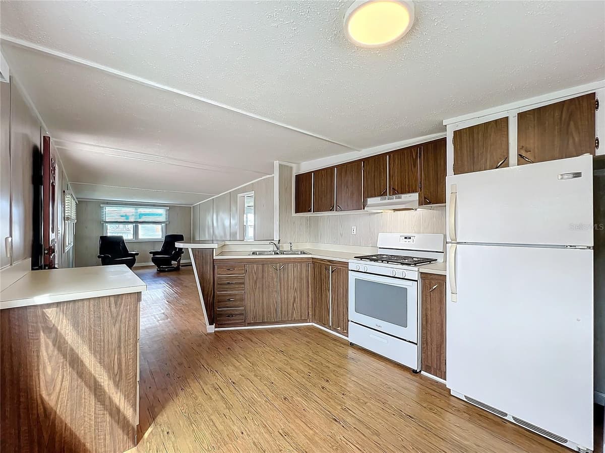 139 GASLIGHT AVENUE — photo 14 of 50