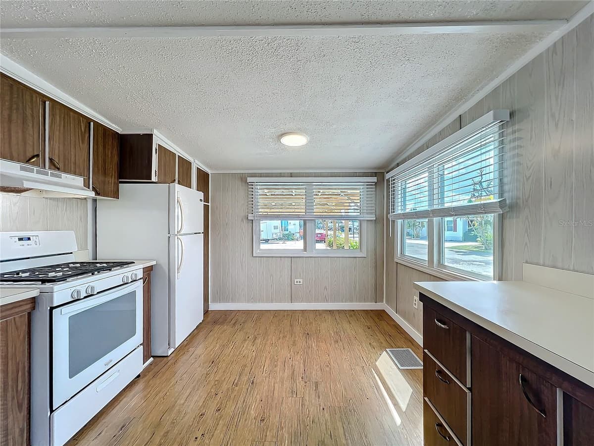139 GASLIGHT AVENUE — photo 13 of 50