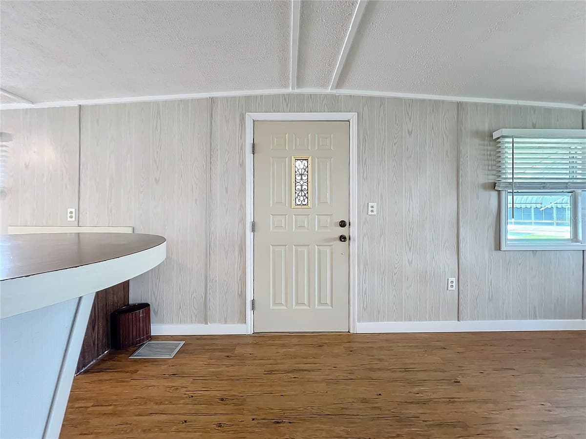 139 GASLIGHT AVENUE — photo 9 of 50