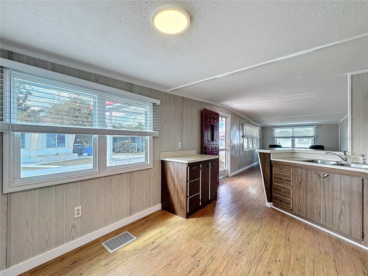 139 GASLIGHT AVENUE — photo 16 of 50
