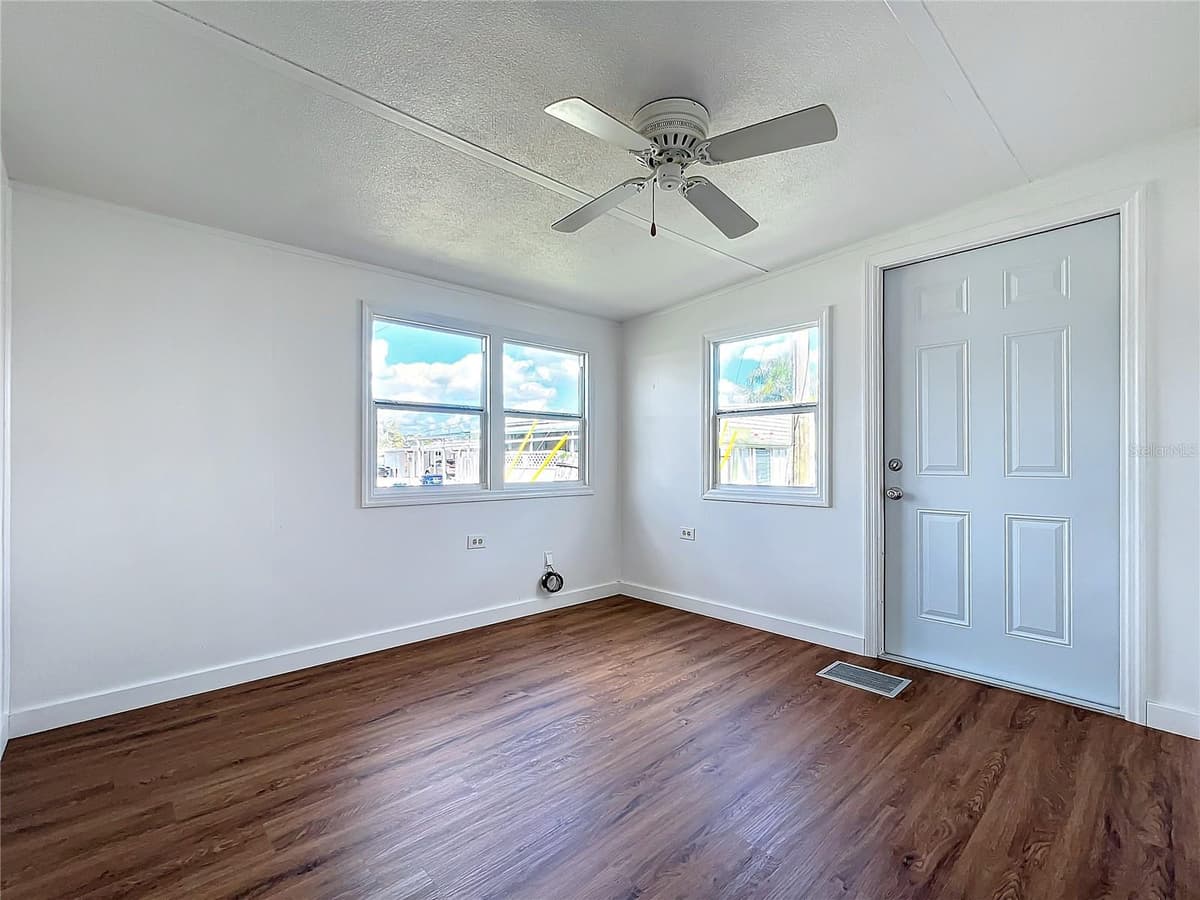 139 GASLIGHT AVENUE — photo 19 of 50