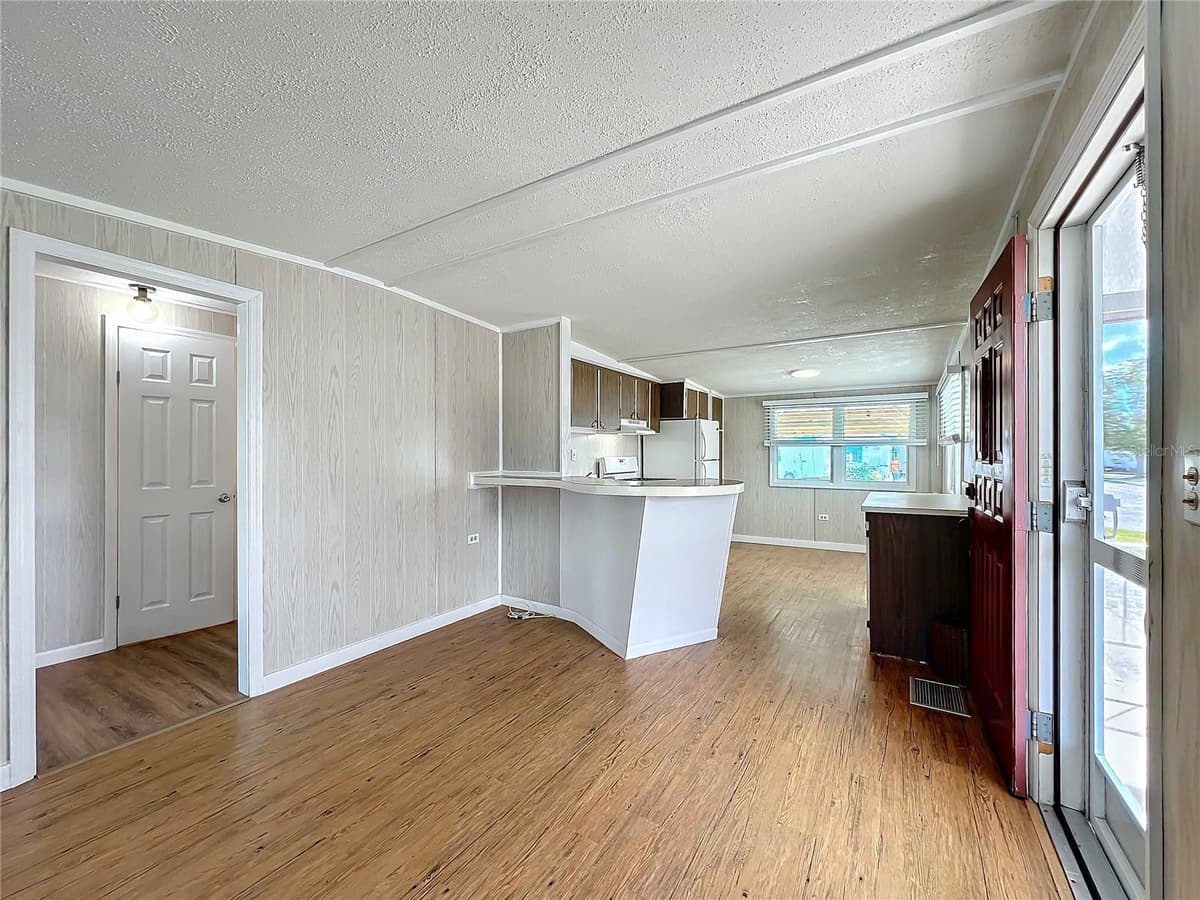 139 GASLIGHT AVENUE — photo 10 of 50