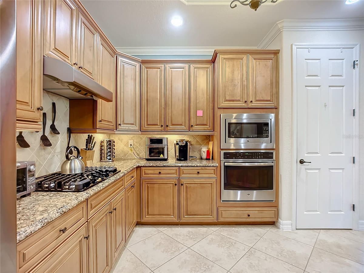 2902 AVIAMAR CIRCLE — photo 11 of 61