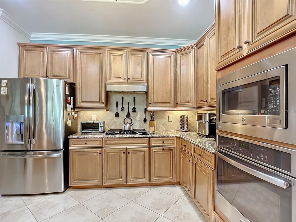 2902 AVIAMAR CIRCLE — photo 13 of 61