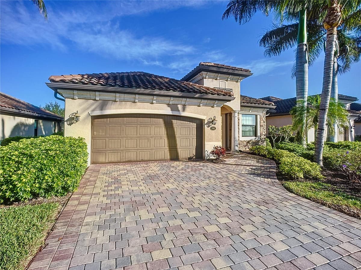 2902 AVIAMAR CIRCLE — photo 4 of 61