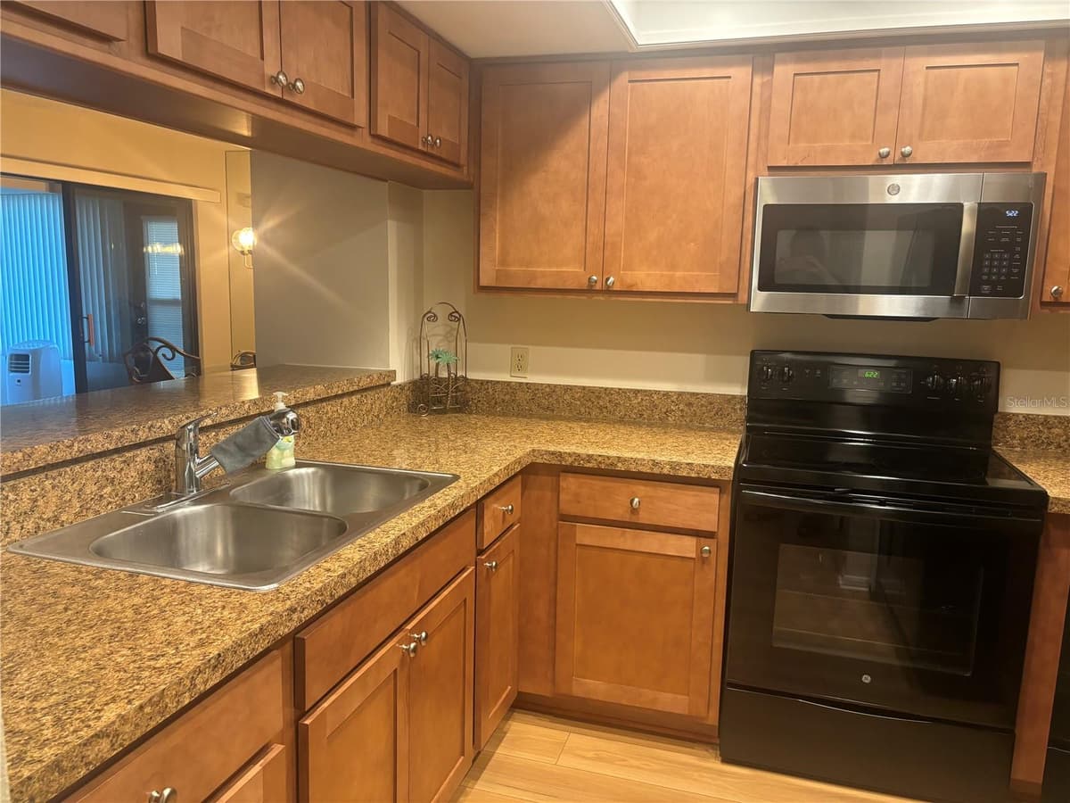 2765 COUNTRYSIDE BOULEVARD — photo 4 of 25