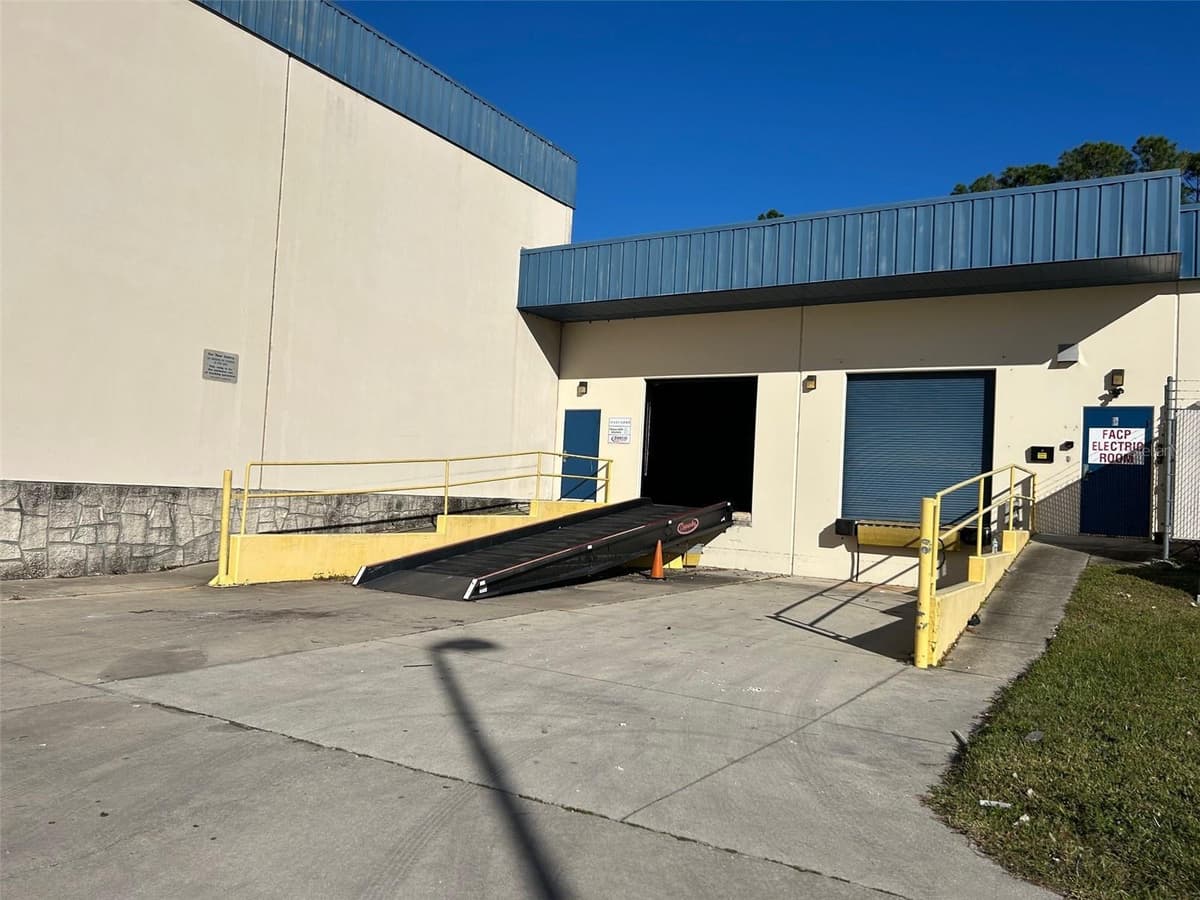 11 COMMERCE BOULEVARD — photo 15 of 16