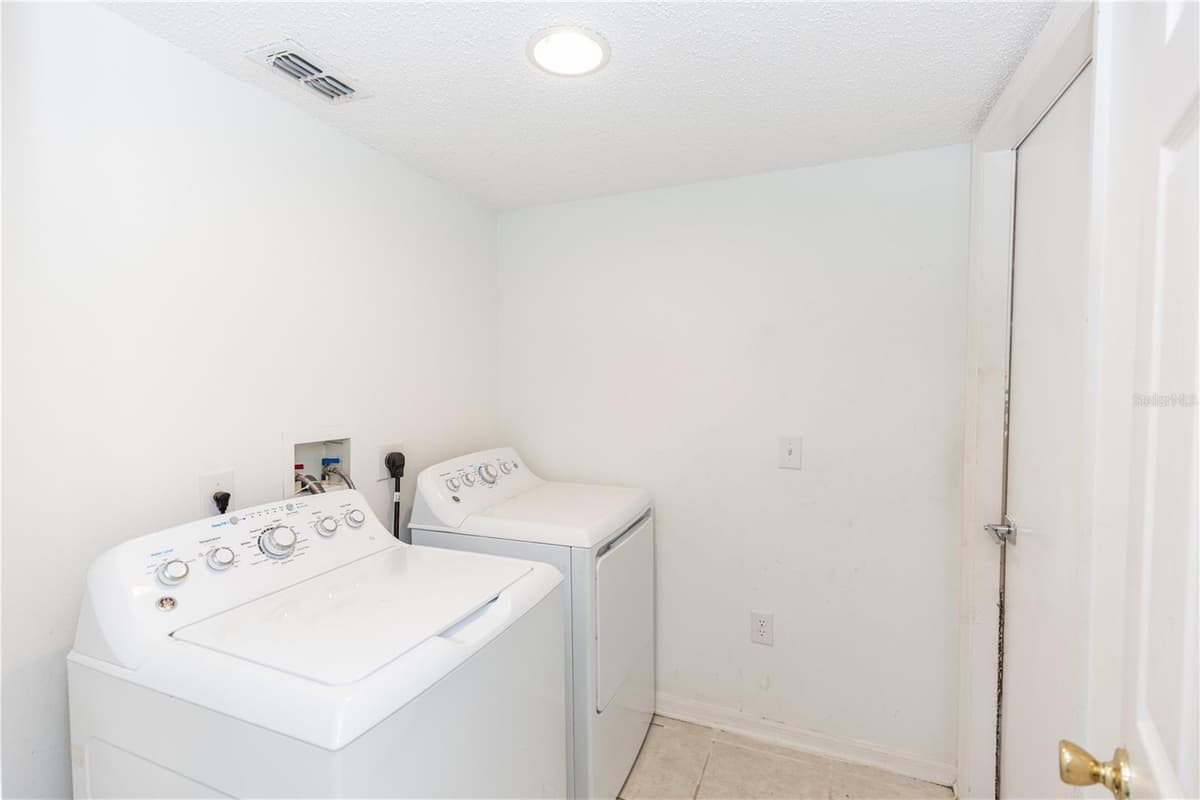 2645 COACHMAN DRIVE — photo 8 of 34