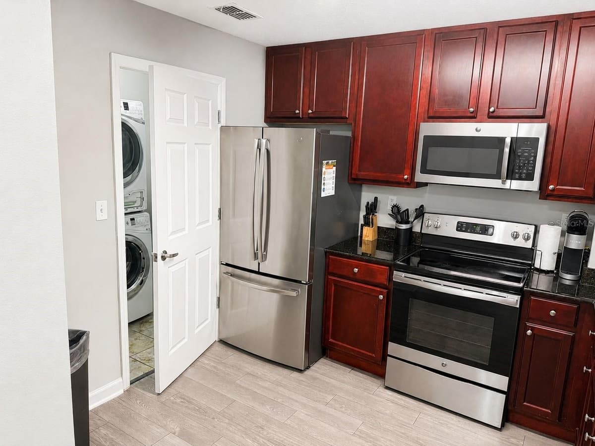 14501 GROVE RESORT AVENUE — photo 14 of 48