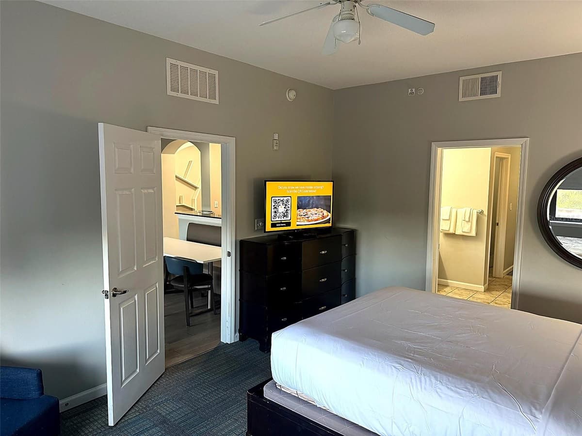 14501 GROVE RESORT AVENUE — photo 18 of 48