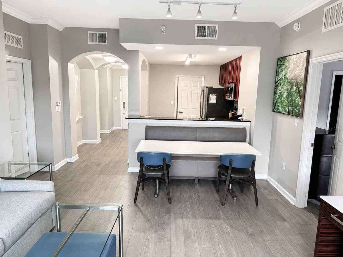 14501 GROVE RESORT AVENUE — photo 15 of 48