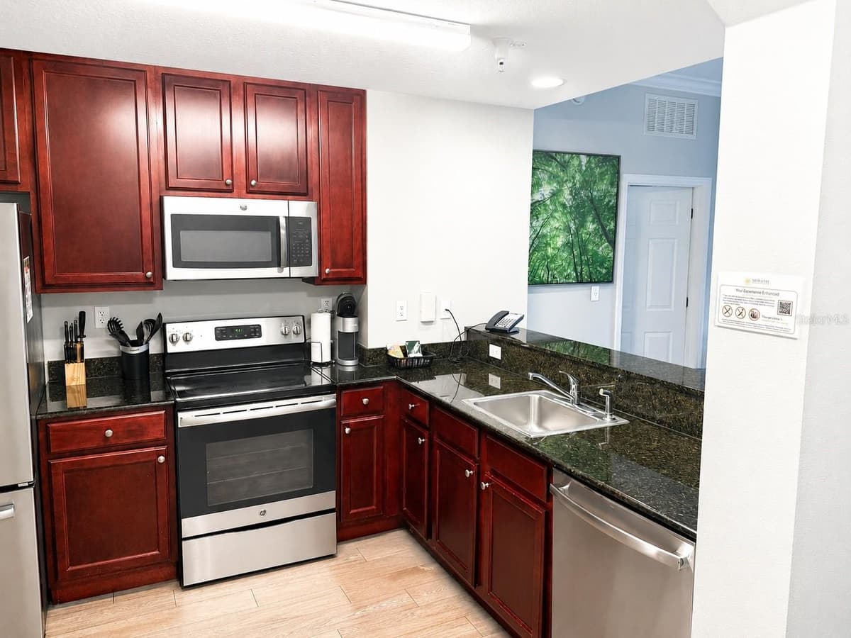 14501 GROVE RESORT AVENUE — photo 13 of 48