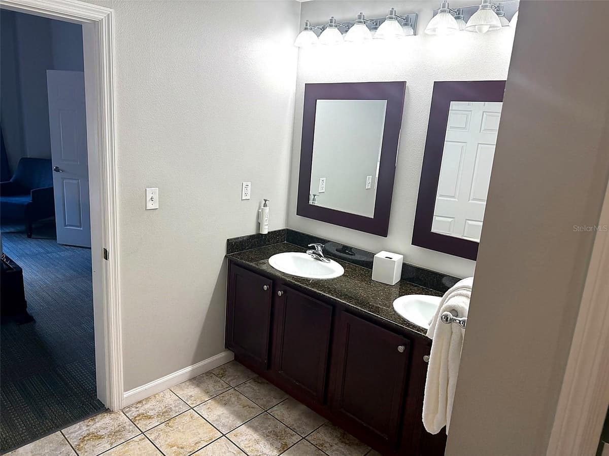 14501 GROVE RESORT AVENUE — photo 19 of 48