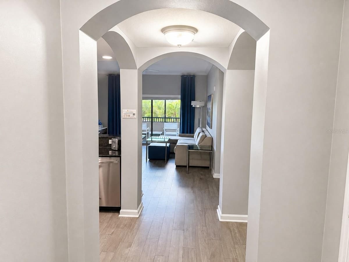 14501 GROVE RESORT AVENUE — photo 11 of 48