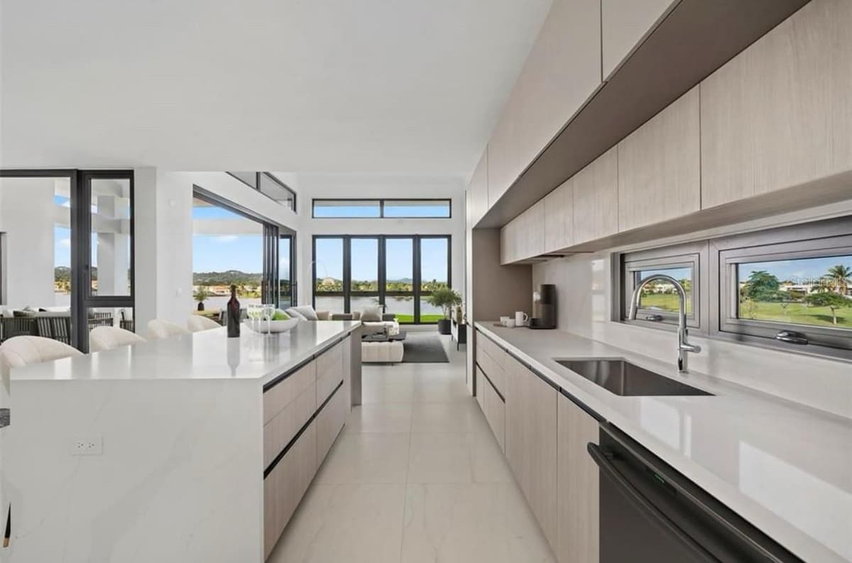 49 LOS LAGOS — photo 17 of 22