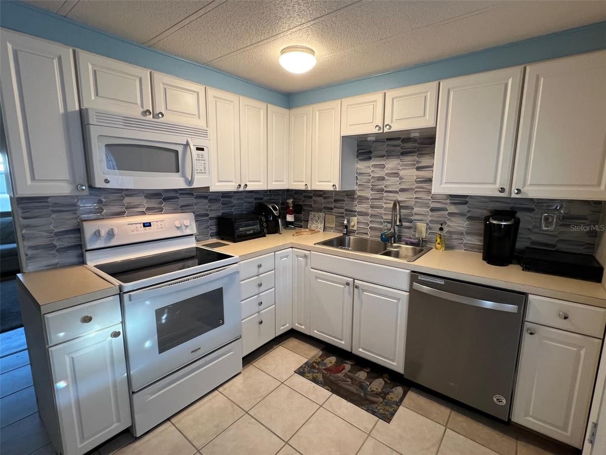 220 ROYAL PALM CIRCLE — photo 6 of 29
