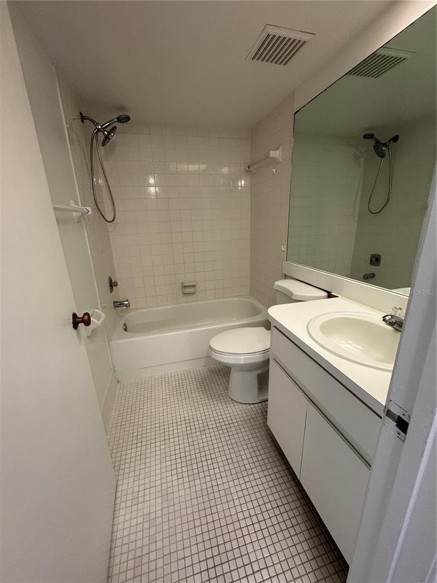 106 LAKESIDE COURT — photo 11 of 13