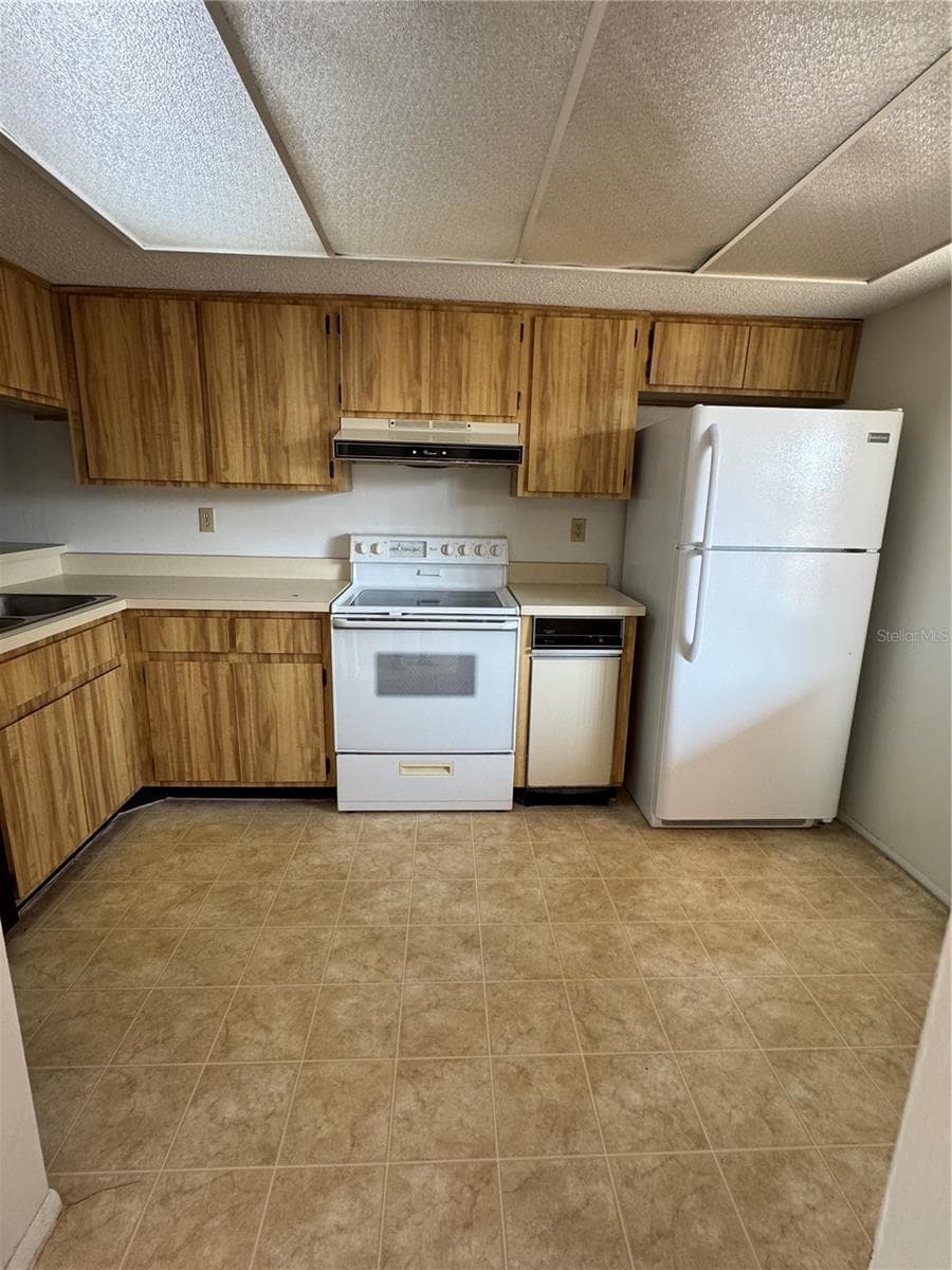 106 LAKESIDE COURT — photo 3 of 13