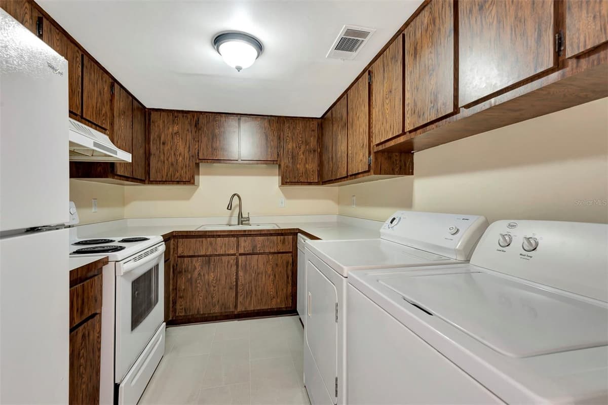 48 CLUB HOUSE DRIVE — photo 6 of 47