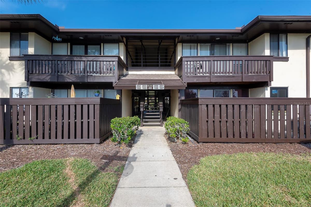 48 CLUB HOUSE DRIVE — photo 2 of 47
