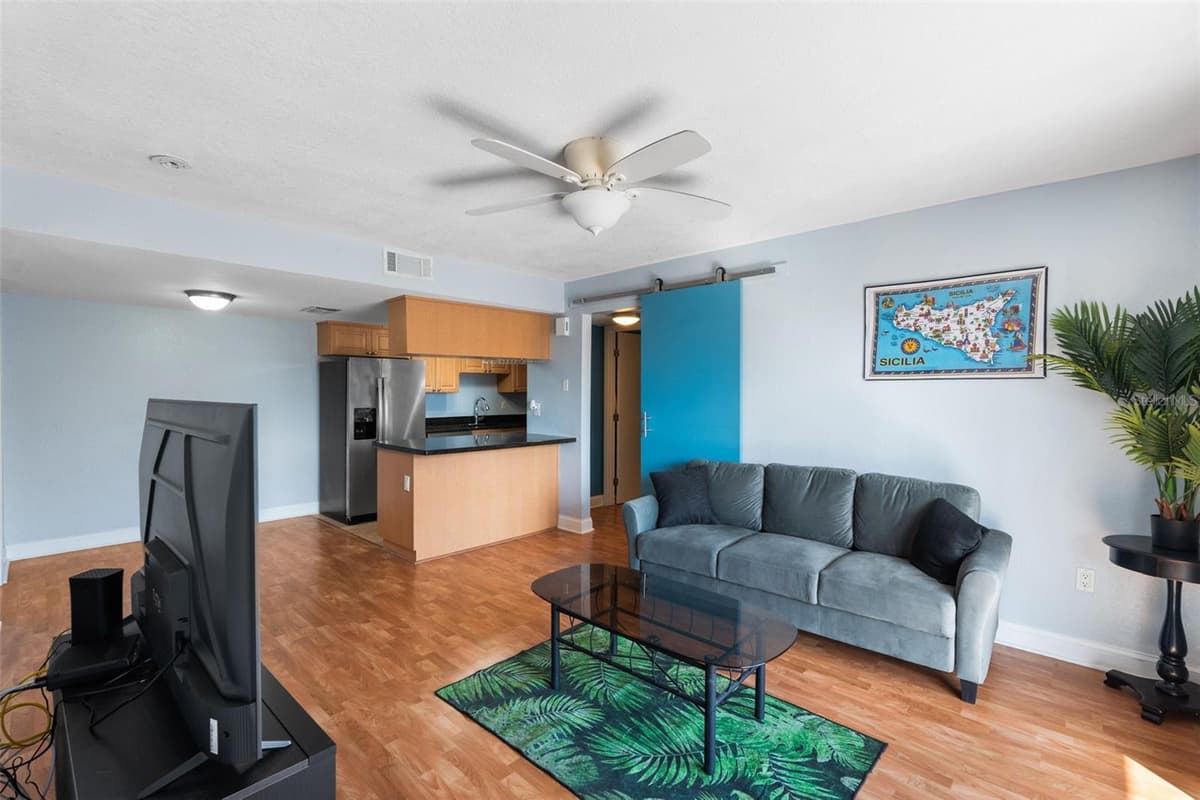 3711 IOWA AVENUE — photo 3 of 22