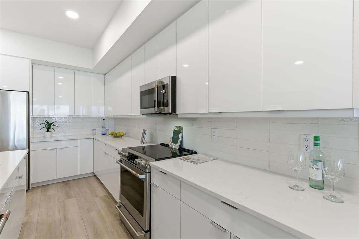 400 150TH AVENUE — photo 12 of 72