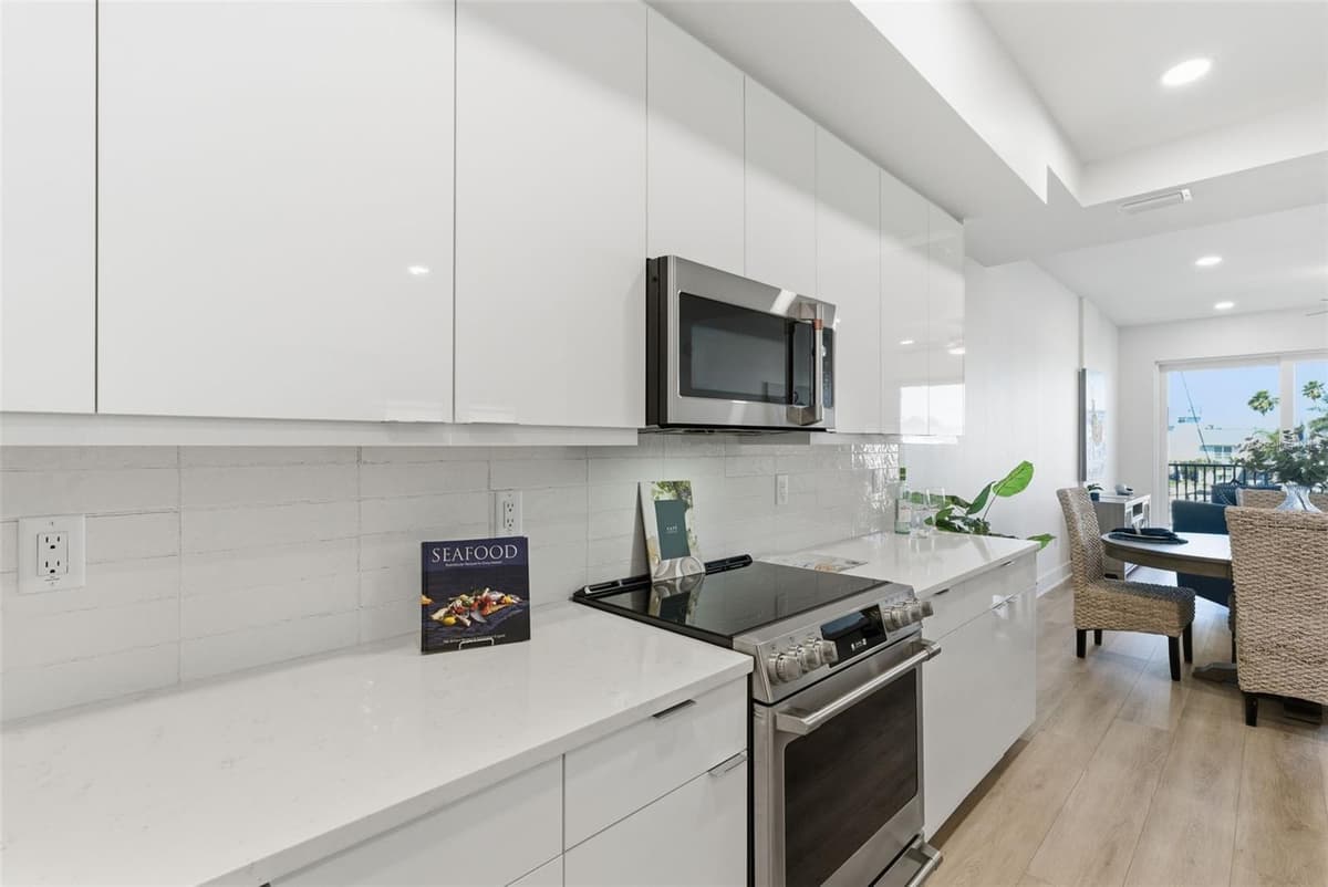 400 150TH AVENUE — photo 13 of 72