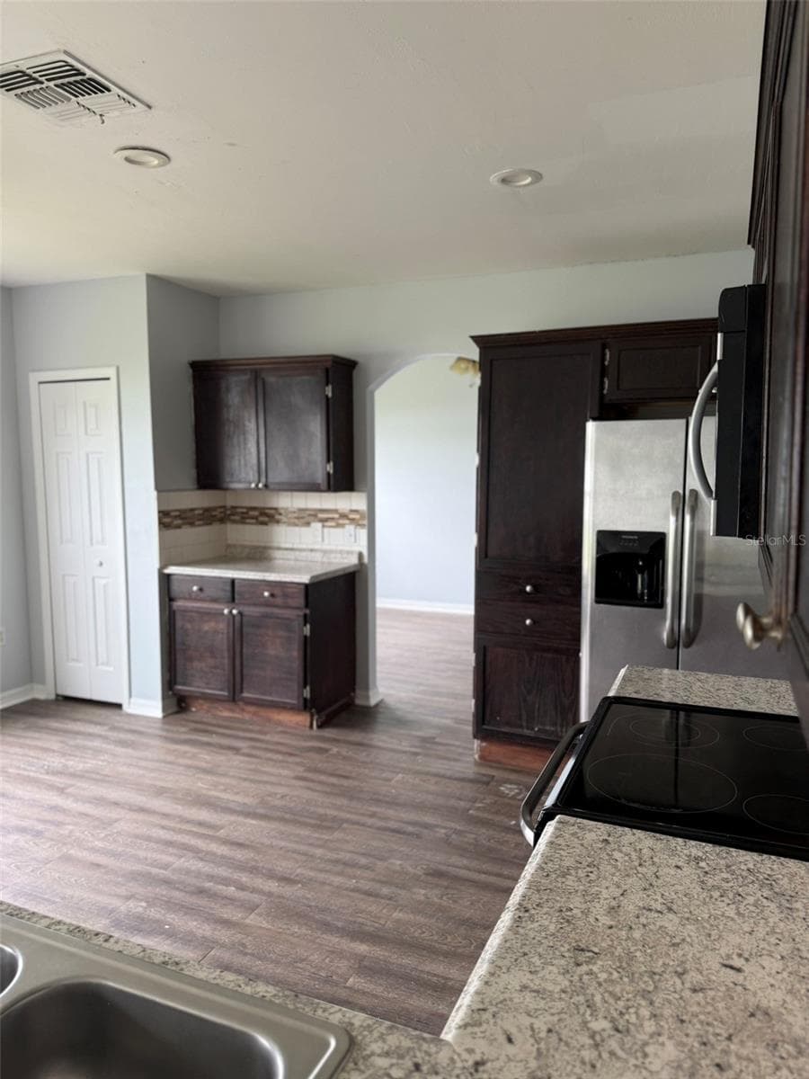 1117 CAMBOURNE DRIVE — photo 9 of 40