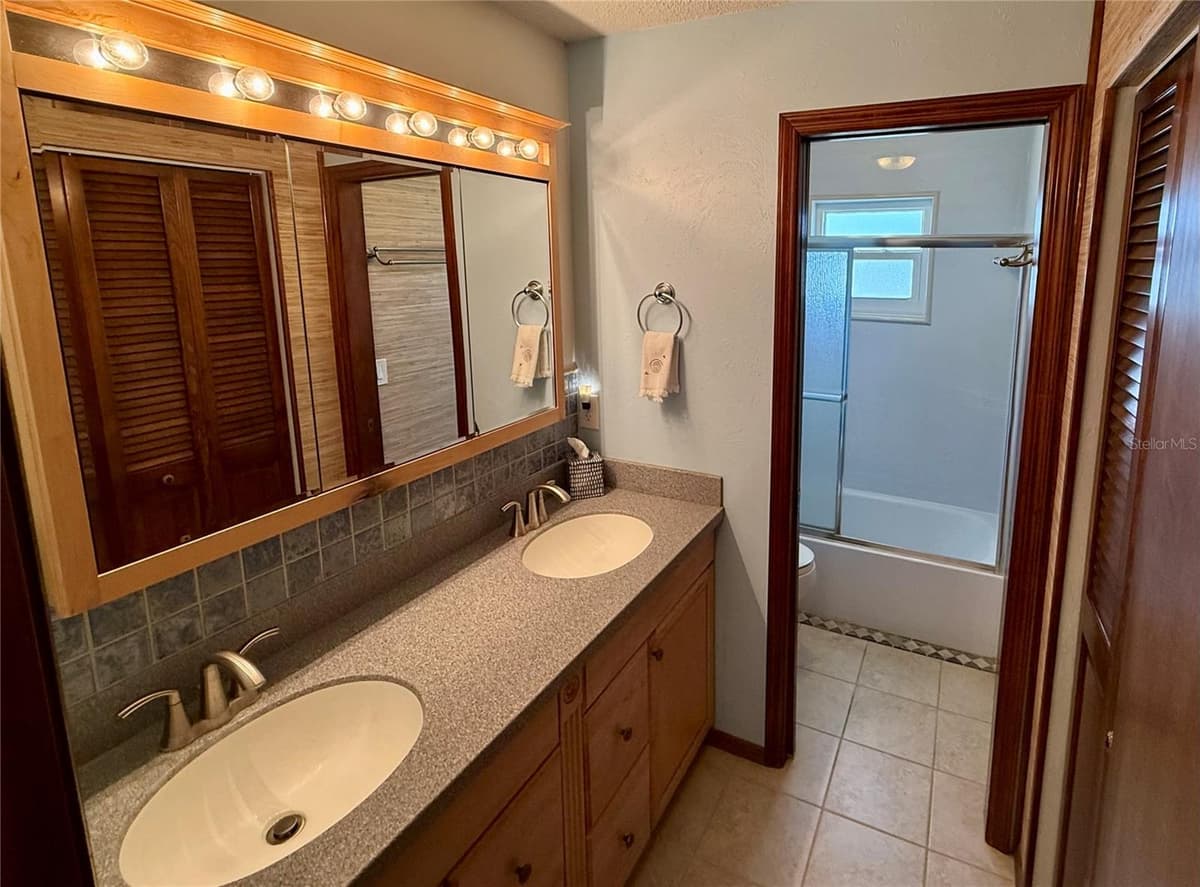468 CEIL DRIVE — photo 16 of 41