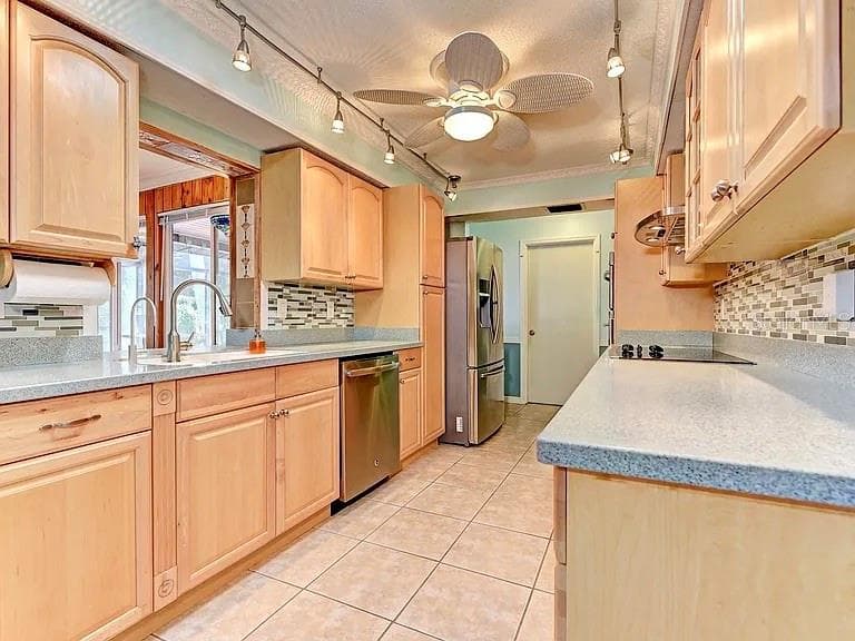 468 CEIL DRIVE — photo 22 of 41