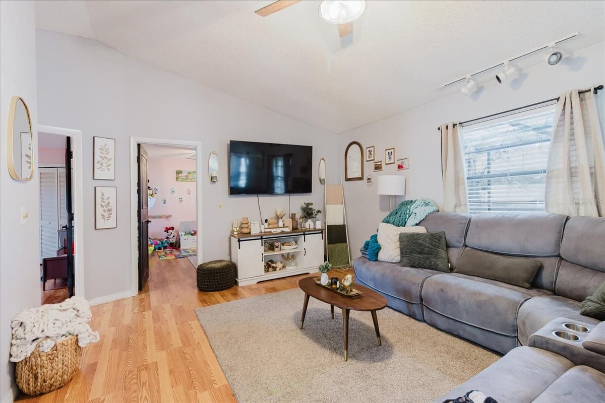 2427 COMERWOOD DRIVE — photo 8 of 34