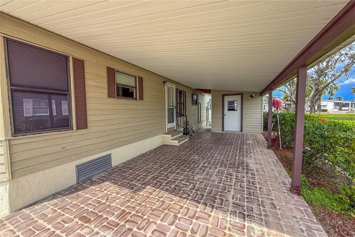 135 HUMMINGBIRD AVENUE — photo 7 of 48