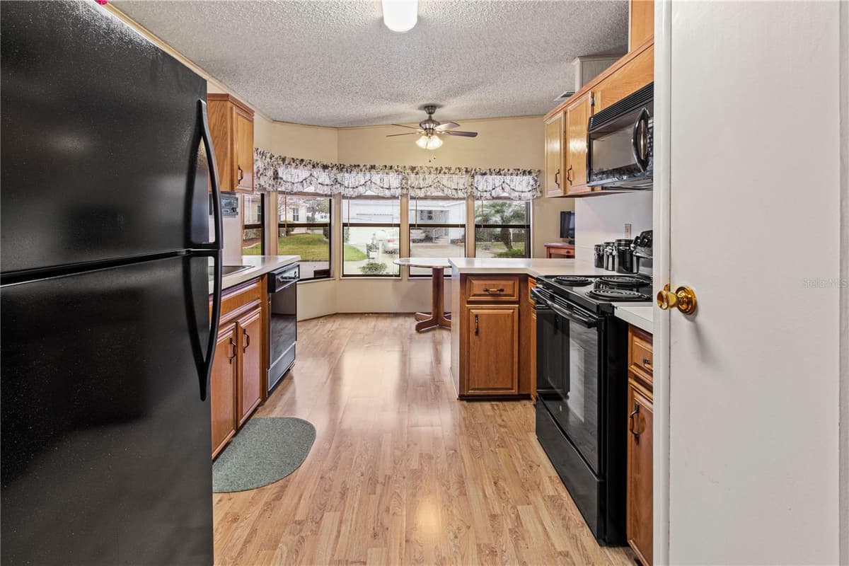 135 HUMMINGBIRD AVENUE — photo 17 of 48