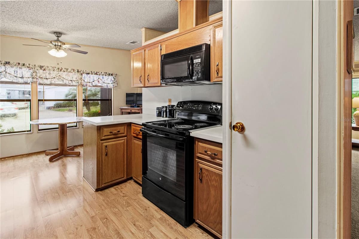 135 HUMMINGBIRD AVENUE — photo 16 of 48