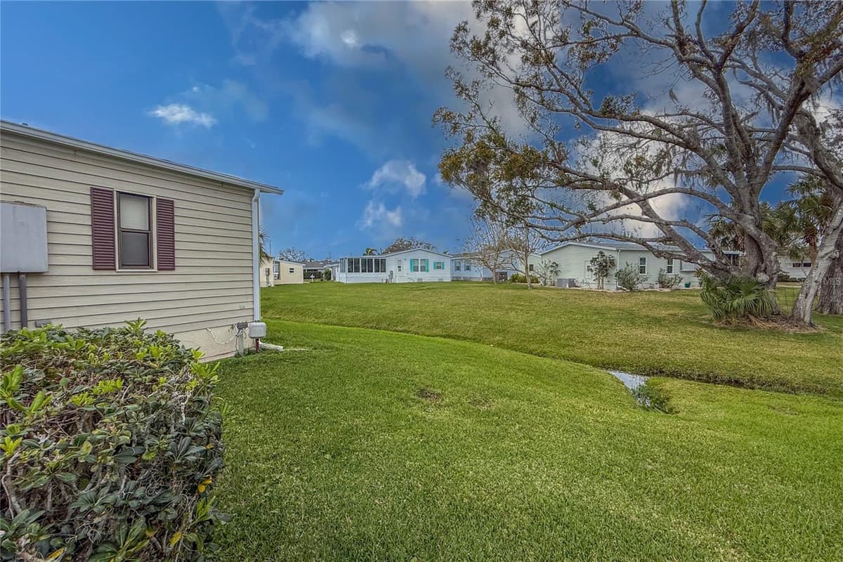 135 HUMMINGBIRD AVENUE — photo 31 of 48