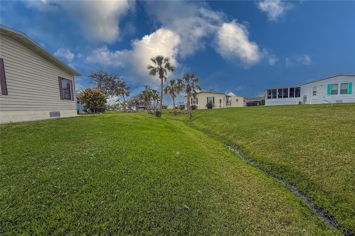 135 HUMMINGBIRD AVENUE — photo 33 of 48