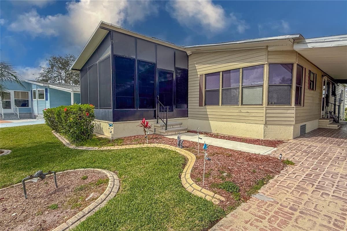 135 HUMMINGBIRD AVENUE — photo 6 of 48