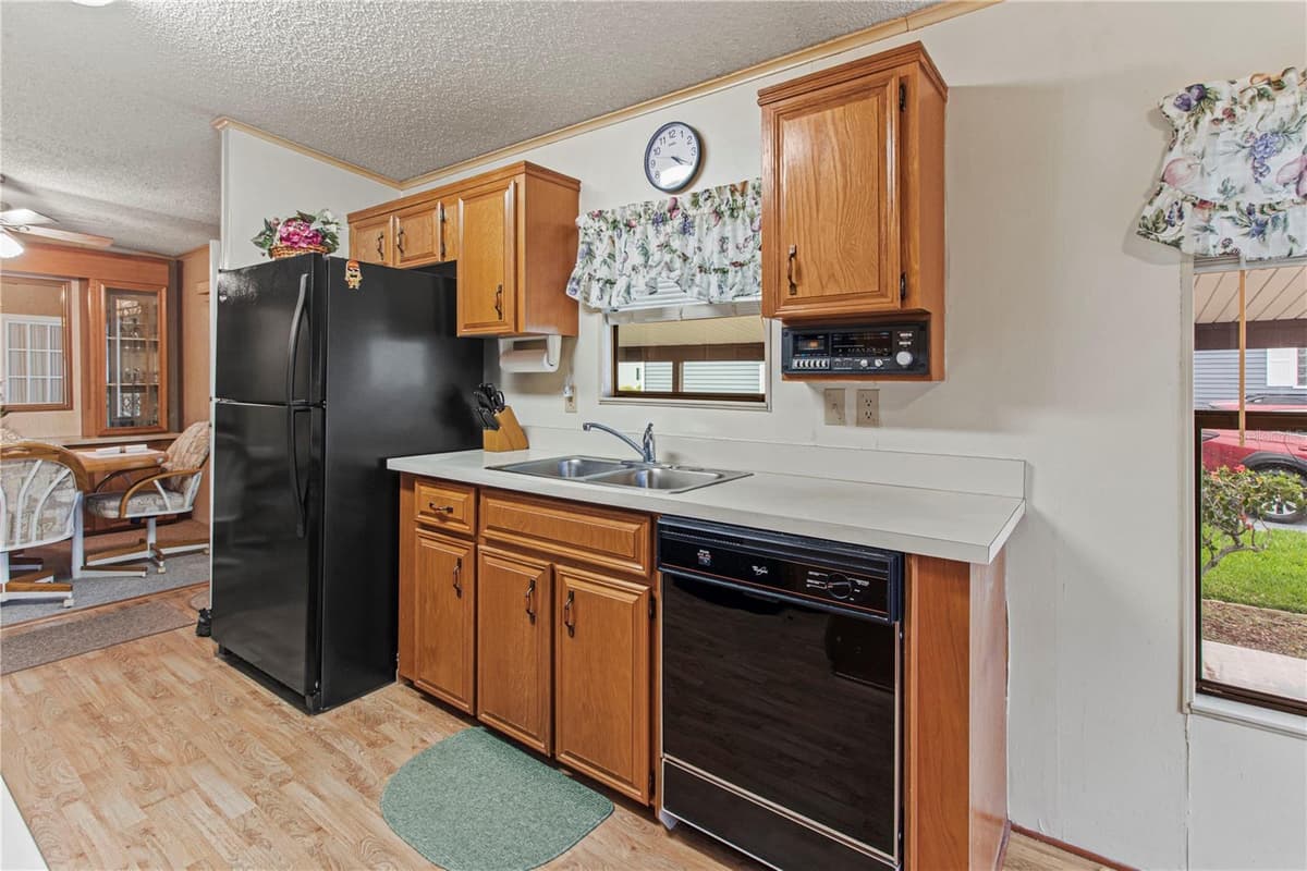 135 HUMMINGBIRD AVENUE — photo 14 of 48