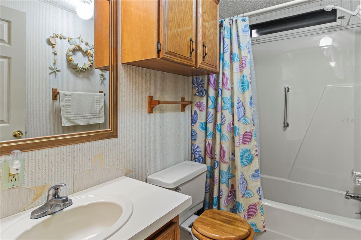 135 HUMMINGBIRD AVENUE — photo 30 of 48