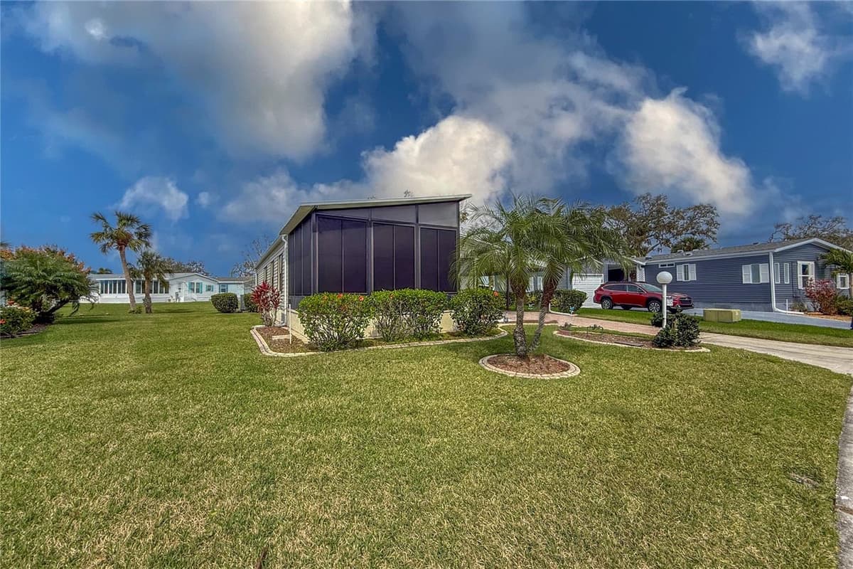 135 HUMMINGBIRD AVENUE — photo 4 of 48