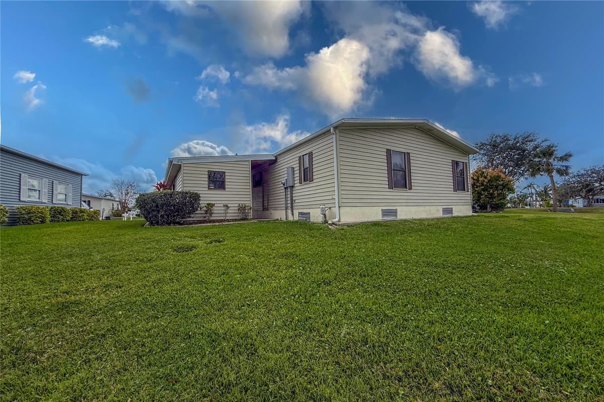 135 HUMMINGBIRD AVENUE — photo 32 of 48