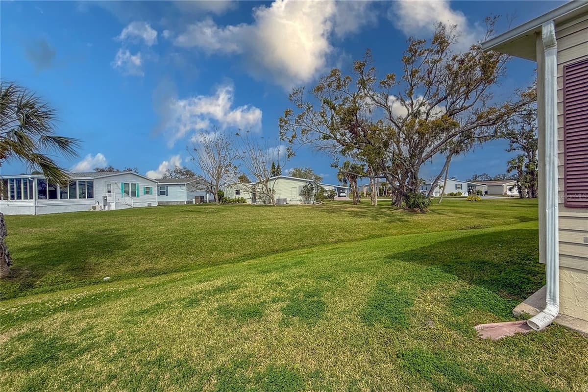 135 HUMMINGBIRD AVENUE — photo 34 of 48