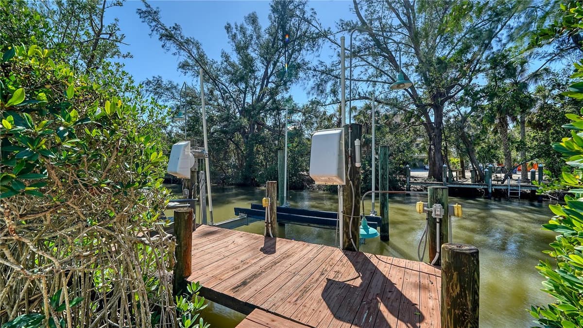 462 ISLAND CIRCLE — photo 4 of 34